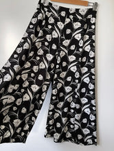 Load image into Gallery viewer, VERONIKA MAINE Black &amp; White Floral Print Culottes Wide Leg Size 8